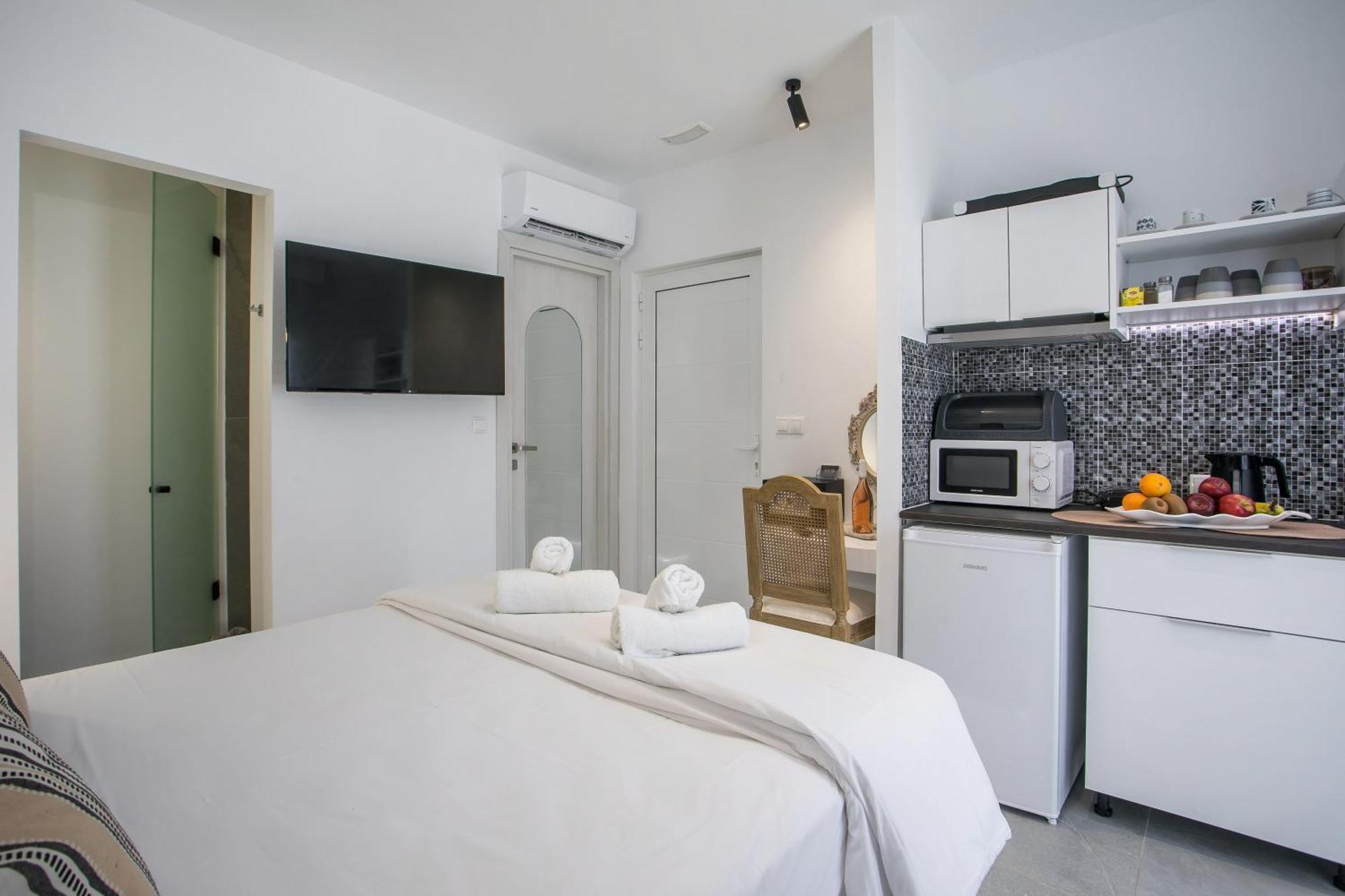 Calma Luxury Studios & Suites Фалираки Екстериор снимка
